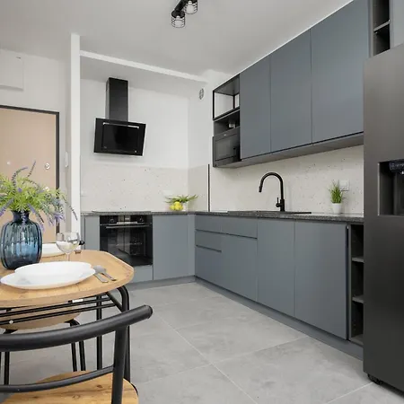 Nowoczesny Apartament Z Ogrodem Na Przedmiesciach Warszawy By Renters *